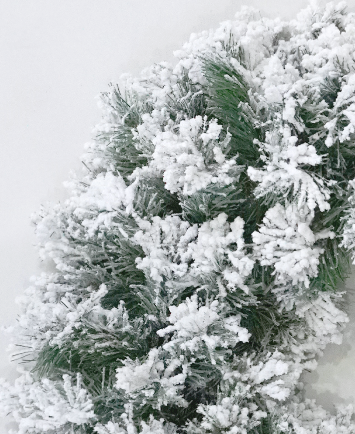 R101551-024 CORONA PINO NAVIDAD NEVADO 61 CM